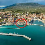 In Near Old Town And Beaches Cres