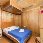 In Near Old Town And Beaches Apartamento Cres