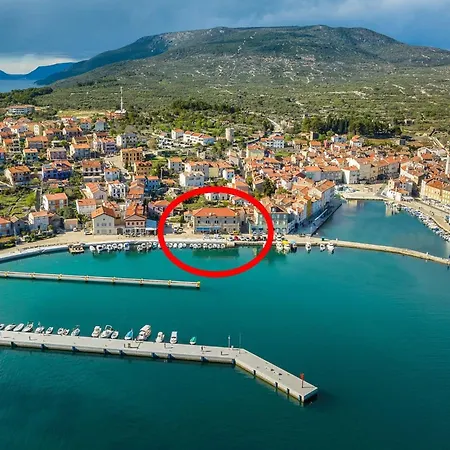 In Near Old Town And Beaches Cres