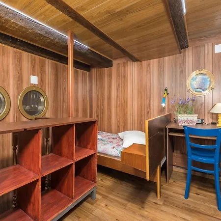 In Near Old Town And Beaches Cres