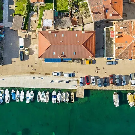 In Near Old Town And Beaches Cres