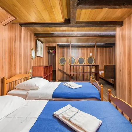 In Near Old Town And Beaches Cres