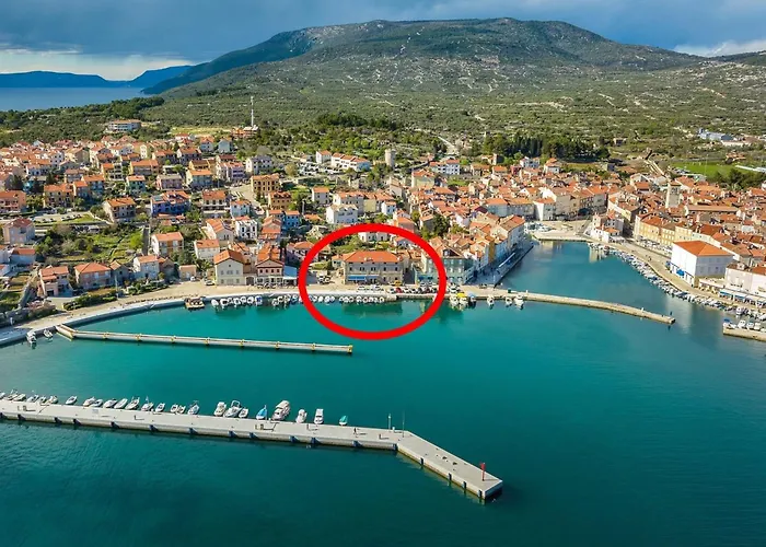 In Near Old Town And Beaches Cres