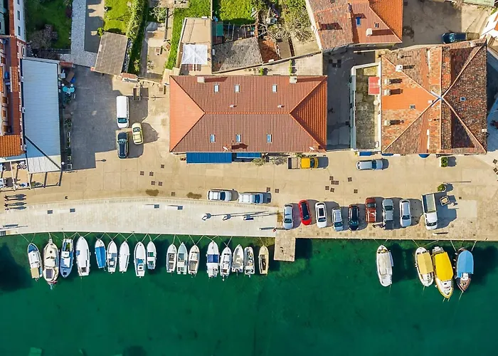 In Near Old Town And Beaches Cres